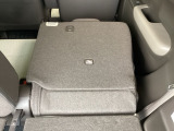 リアシートは簡単に倒すことができるので、ラゲッジルームも広がります。