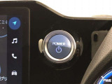 エンジンスタートスイッチです。キーが車内にあれば、エンジンの始動や停止はスイッチを押すだけ!キーを取り出す手間を省き、ワンプッシュで操作できるので簡単でスムーズです。