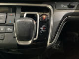 CVT車のセレクトレバーです。低速から高速まで、変速ショックのないスムーズな走りを実現するとともに、エンジン効率のよい領域を維持することで燃費にも貢献します。