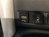 スマートフォン等が充電できるUSB端子が付いてます。