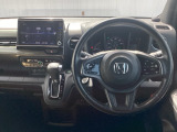 運転席周辺のスマートなレイアウトが、操作のしやすさを実現。快適なドライブをサポートします。手元で操作ができる、電子制御パーキングブレーキ。