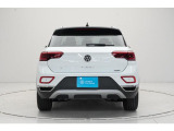 【リヤスタイル】目を引くテールランプと「T-Roc」のエンブレムが存在感をより一層高めています。