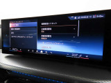 BMWカーブド・ディスプレイは、必要な情報をひと目で把握できるだけでなく、BMW iDriveの主要なインターフェイスとしてさまざまな機能の直観的な操作を可能にしています。