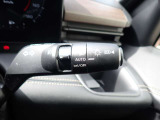 オートライト機能が装備されており暗い場所に入ると車両が検知しライトのON・OFFを自動的に切り替えてくれますので非常に便利な装備です♪