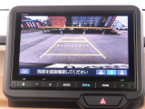 リバース時にはリアカメラにより後方の確認も可能です。「ノーマル・ワイド・トップダウンビュー」の3つから状況に合わせて切り替え可能です。