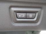 電動リアゲート装備です。バンパー下でのキックスイッチも装備されております。