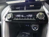 オートエアコン付車です。自動で温度と風量を設定する優れものです。