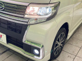 【LEDヘッドライト】悪天候や夜間走行時も良好な視界を確保し安心して運転できる高輝度LEDヘッドライトを装備!点灯速度が早く、消費電力も抑えられています。