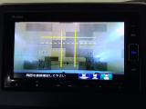 バックカメラの画像です。ガイドラインがスムースな車庫入れをサポートいたします。車庫入れの安心感がアップしますね。