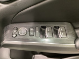 ハンドルの右側に電動格納付きパワーミラーの操作スイッチがついています。左右のサイドミラーの角度調節も微調整ができて便利です。パワーウインドウは運転席でドア4枚とも上下の操作ができるようになっています。