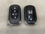 スマートキーを装備しています。鍵を差し込むことなくドアロックの開け閉めと、スタートボタン操作でのエンジンスタートができます。ボタン操作でトランクが開けられる電動テールゲートのボタンもついています。