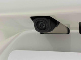 ナビゲーション等を装着した場合にバックするとき後方の安全確認ができるバックカメラが付いてます