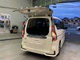 狭い駐車場で活躍するデュアルバックドアです。