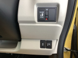 パワースライドドアの開閉はスマートキーのリモコンやドアノブは勿論、運転席側のスイッチ操作でも開閉ができ、安全・簡単です。