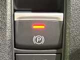 【電動パーキングブレーキ】パーキングブレーキは便利な電動式!ボタン一つで操作でき、アクセルを踏めば自動で解除されます♪レバーやペダルが無いので運転席廻りもすっきりしますね♪