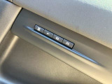 【メモリー機能】最大3名様まで、シートポジションを記憶していただきます。自分のポジションを素早く戻せるのはとても助かる機能ですね。