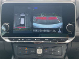 アラウンドビューモニターです。4つのカメラからの映像を合成・処理することで空から見下ろすような視点で周囲を確認でき、駐車時のクルマの位置確認がスムーズになります。