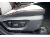 運転席にはパワーシートが付いております。パワーシートは指先1つで操作出来るためチカラの弱い女性の方でもシートに座ったまま操作出来ます♪