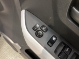 狭い駐車場で便利な電動格納ドアミラーが付いています。