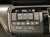 セレクトレバーの左側にプラズマクラスター付き・オートエアコンがついてますので簡単操作で快適に過ごせます。シートヒータースイッチ内蔵で前席の左右別々にHiとLoの2段階で温度設定ができます。
