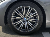 BMW純正18インチホイール。洗練されたデザインで、足元の個性を引き立てます。