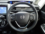 ハンドル左側にはオーディオ操作が出来るオーディオリモートコントロールスイッチ、右側にはHonda SENSINGとオートクルーズコントロールのスイッチを装備!