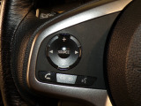 【ステアリングリモコン】ステアリングにオーディオ調節可能なスイッチが装備されていますので運転中でも視線をそらさずにオーディオの調節が可能です!