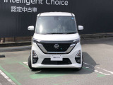 大型の幅広メッキモールで表現した日産のアイデンティティのVモーショングリルを配したフロントビュー