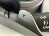 【パドルシフト】ハンドルから手を離さずに素早くシフトアップ&ダウンができるので、エンジンブレーキを使う下り坂や高速道路の合流で加速したい場面で役立ちます。