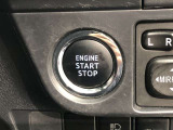 エンジンスタートスイッチです。キーが車内にあれば、エンジンの始動や停止はスイッチを押すだけ!キーを取り出す手間を省き、ワンプッシュで操作できるので簡単でスムーズです。