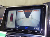 【フロントカメラ】運転席に座った状態で死角になりやすいクルマの前の様子まで確認でき安全ですね♪
