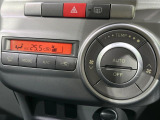 【オートエアコン】一度お好みの温度に設定すれば、車内の温度を検知し風量や温度を自動で調整。暑い&hellip;寒い&hellip;と何度もスイッチ操作をする必要はありません。快適な車内空間には必須の機能ですね♪