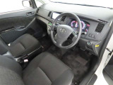 シンプルで使いやすいデザインの運転席です。