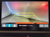 バックでの車庫入れも安心です! リアカメラが付いているバックモニター付のナビディスプレーを装備しております。操作線もついており距離感も画面から確認できます。