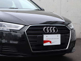 ●一目でAudiとわかる特徴的なシングルフレームグリル・LEDランプ。精悍なフロントマスクからAudiのスマートで上品なブランドを連想させてくれます。女性にも大変ご好評頂いております。