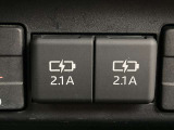 2.1A充電がついています。