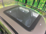 【サンルーフ】開放感たっぷりの希少装備、サンルーフが装着されています!車内に明かりを取り入れたり景色を楽しむ以外にも、車内の空気も簡単に換気できて快適です!