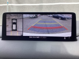狭い場所での駐車やすれ違いなどでより的確な運転操作に役立つ360&deg;ビューモニターが装備されています。