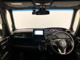 シンプルながら機能性あふれる運転席廻りです。視界性もよく、運転しやすいですよ。