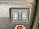 リアドアは乗り降りに便利な両側電動スライドドアです。また運転席に座っていながらスイッチ操作で自在にスライドドアを開け閉めできます。