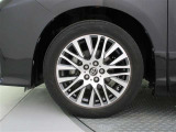 機敏さを引き立てる純正アルミ 235/50 R18 装着!