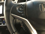 【ステアリングスイッチ】運転中に視線を前に向けたまま画面の操作できます。