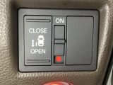 左側電動スライドドアは運転席からでも操作ができるように、ハンドル付近に開閉の操作スイッチが付いています。