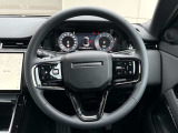 RANGEROVERのエレガントなステアリングはソフトレザーの握り心地の良いレザーを使用しています。