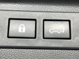 【パワーバックドア】スマートキーや運転席のボタンを押すだけでリアゲートが自動で開閉します!荷物を持っている時や、高い位置にあるバックドアを閉める際に便利な機能です♪