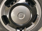足元をおしゃれに演出するデザイン性の高いホイールキャップを装備。汚れが落としやすく、お手入れも簡単です。