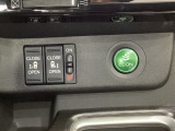 リアドアは乗り降りに便利な両側電動スライドドアです。また運転席に座っていながらスイッチ操作で自在にスライドドアを開け閉めできます。燃費に役立つECONボタンもここです。