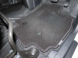 外装工程では、ボディの汚れや鉄粉を洗浄し、磨き上げコーティング。タイヤ・ホイール・エンジンルームまで、しっかり洗浄・艶出しいたします。