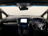シンプルながら機能性あふれる運転席廻りです。視界性もよく、運転しやすいですよ。