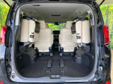 普段のお買い物や通勤、送迎等に十分な荷室スペースを確保しております。サードシートを倒すと、大きな荷物の積載も可能です♪